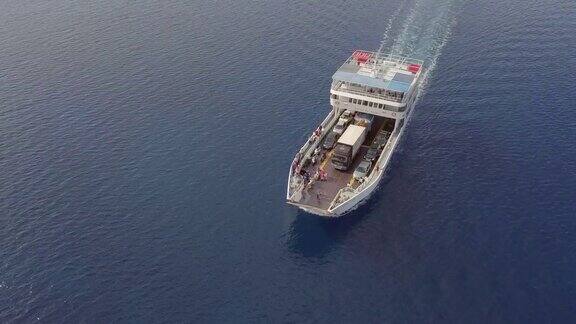 鸟瞰图渡船与汽车在地中海科斯塔希腊