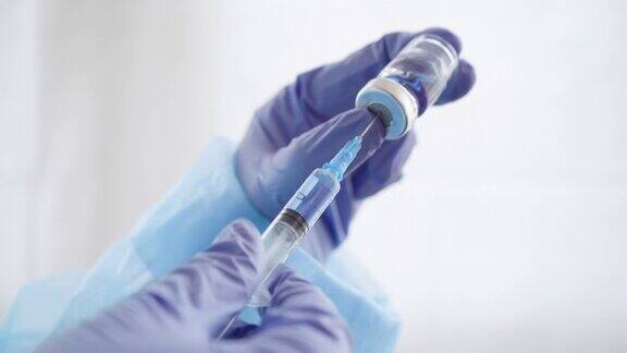 医生的手从药瓶中注射疫苗冠状病毒疫苗接种