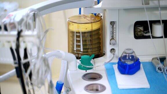 医疗呼吸机手术期间医疗机器在病房里工作