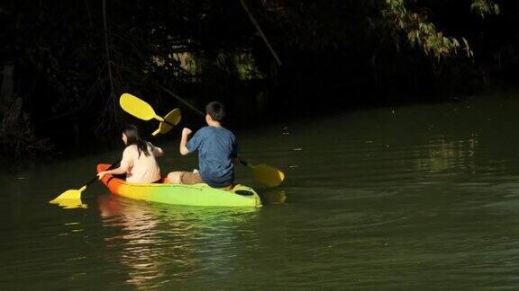 阳光明媚的日子里快乐的亚洲儿童一起在河里划独木舟生活理念