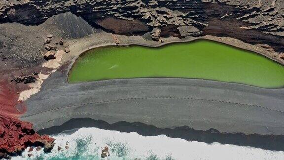 从空中俯瞰绿色的高尔夫湖兰萨罗特岛加那利群岛