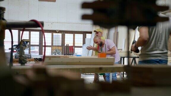 在木匠工坊制作木桌