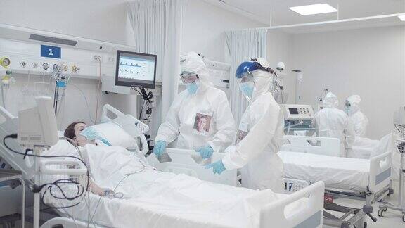 医护人员正在为新冠肺炎患者调整氧气面罩