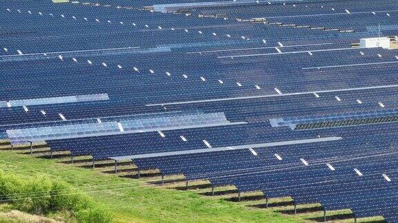 从上面看光伏发电厂有许多排太阳能电池板用于生产清洁电能无空气污染的可再生电力概念