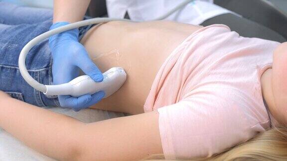 医生使用扫描仪为女童做腹部超声检查近距离观察