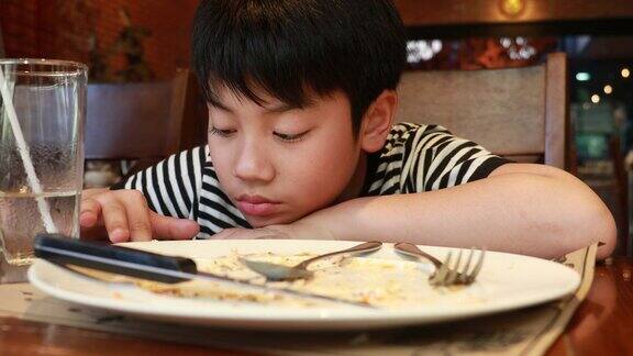 亚洲小男孩在家吃饭