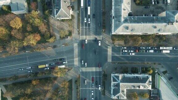 一个宽阔的城市道路十字路口在早上很多汽车站和走