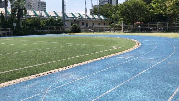 足球场和体育场的蓝色田径跑道2020年10月15日泰国曼谷