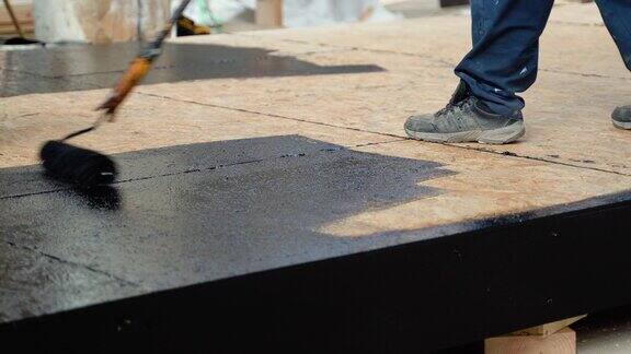 私人住宅的地板防水将液体树脂涂在地板上混凝土找平和防水维修和施工工作