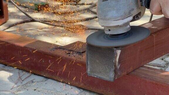使用磨床的金属工人工业焊机焊接金属型材