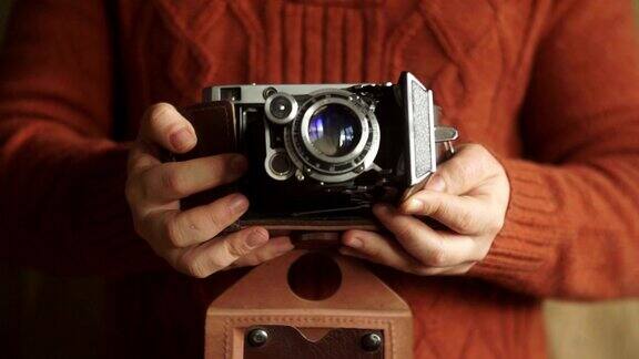 手里拿着的老式相机