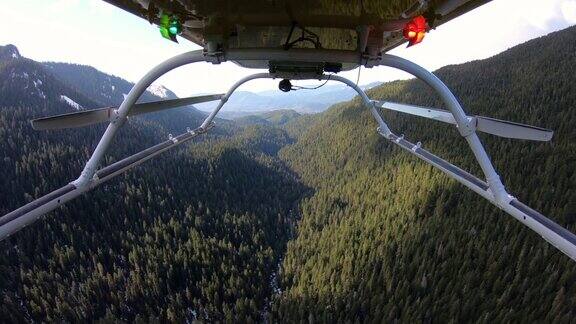 直升机在荒野河上未受影响的森林环境灌丛阴影阳光