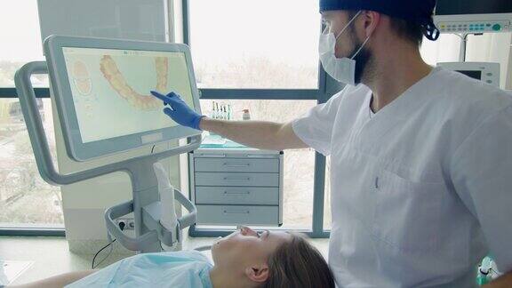 牙科医生解释病人牙齿的3D扫描