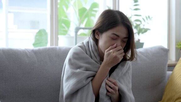 一名亚洲妇女喉咙痛发冷她患了流感