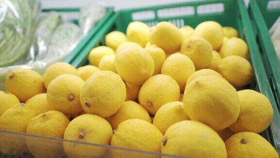 超市里的篮子里装着柠檬