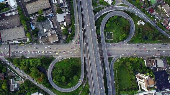 鸟瞰图无限高速公路立交桥与繁忙的城市交通在道路上超速行驶