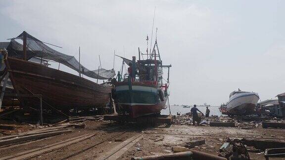 渔船从船厂驶出经过修理后返回大海