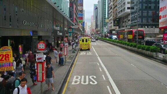 城市白天的交通状况从香港街道的双层电车上看过去