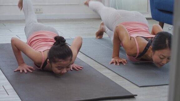 母女俩在家练习瑜伽一起击掌