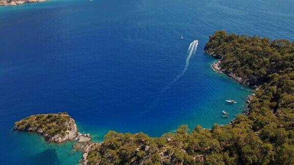 土耳其奥卢德尼兹蓝色海湾上的游艇鸟瞰图游艇豪华度假