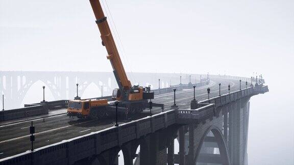 正在施工的桥梁上的大型汽车起重机