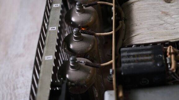 老式音响放大器内部的音频放大器管变暖