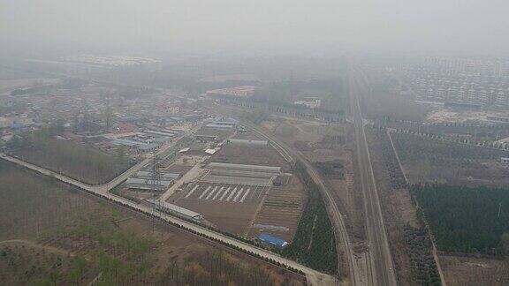北京郊外被农田、小工厂和火车轨道包围的贫穷的小农村地区