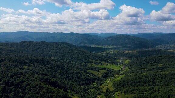 电影航拍斯洛文尼亚南部一望无际的山脉和森林景观