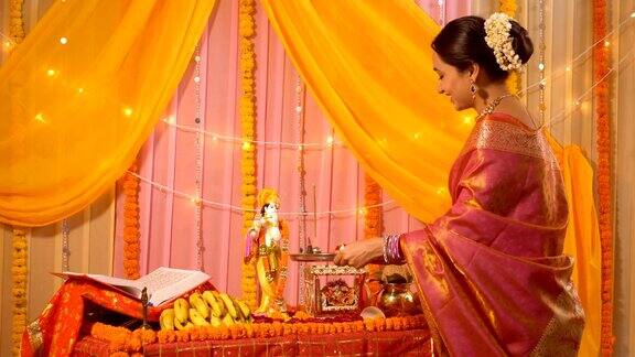 印度妇女表演普贾崇拜克利须那神印度教的仪式和习俗