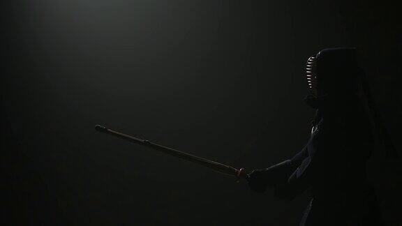 剑道指导员练习武术与shinai剑慢动作