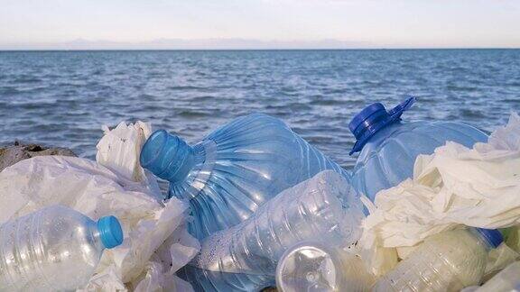 污染:冬季风暴过后海滩上的垃圾、塑料和废物