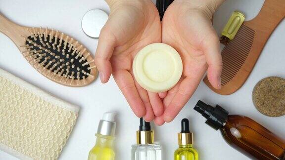 女性手中的固体洗发水无塑料护发天然生态化妆品