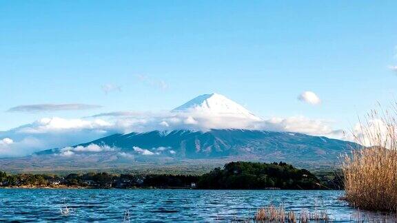 日本富士川口湖蓝天下的富士山TD