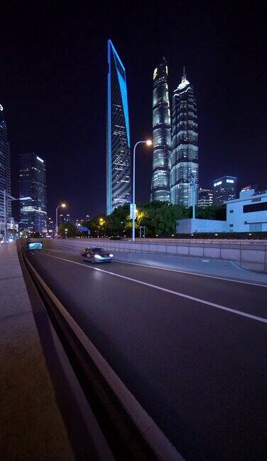 中国上海现代建筑背景下的城市交通灯光轨迹延时循环