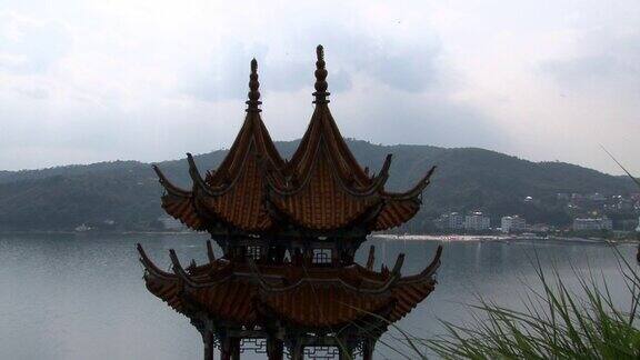 中国云南省抚仙湖沿岸的中式屋顶露台