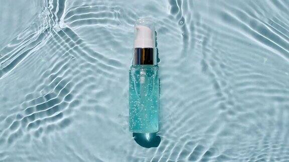 美容spa瓶为血清胶束爽肤水和乳液在水纹理背景与飞溅医学皮肤护理包装设计的视频化妆品的广告