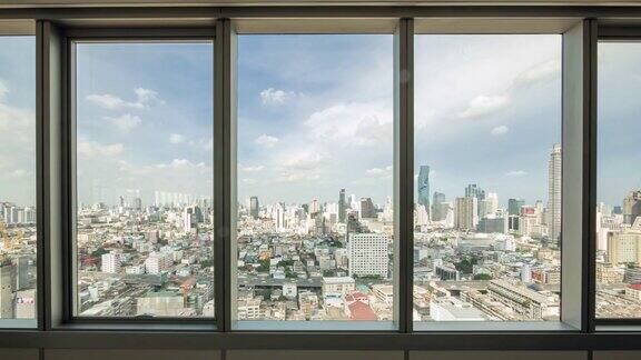 透过办公室的窗户可以看到曼谷的城市和交通景观