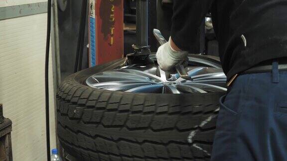 轮胎配件工人拆卸轮胎轮胎服务于现代化设备