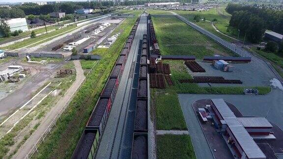 超高清4K带车厢货运列车和带煤站货运列车鸟瞰图
