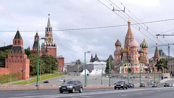 早晨的莫斯科红场圣巴西尔大教堂和克里姆林宫