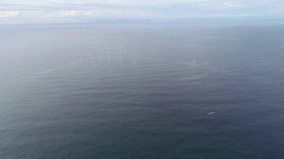 鸟瞰图无人机拍摄的海浪画面