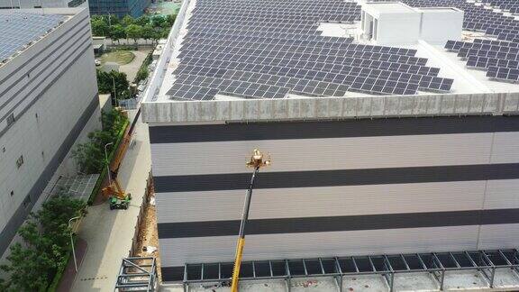 屋顶太阳能电池板和空中工人