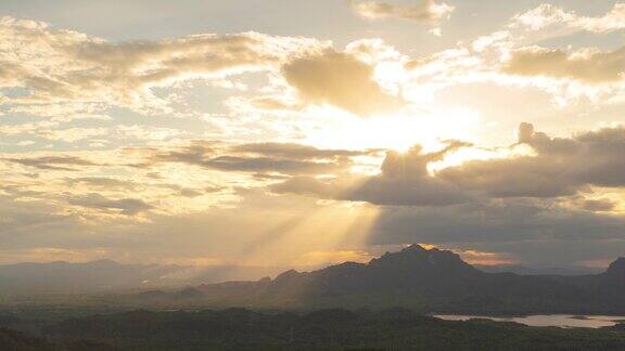 上帝之光或太阳光束与山景的高度重合