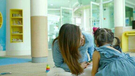 亚洲小女孩在图书馆里学习接吻