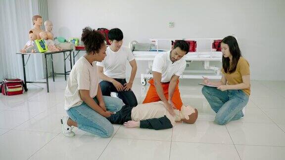急救练习在一间教室里医科学生正在用一个假人练习生命体征评估医学概念拯救受害者的生命
