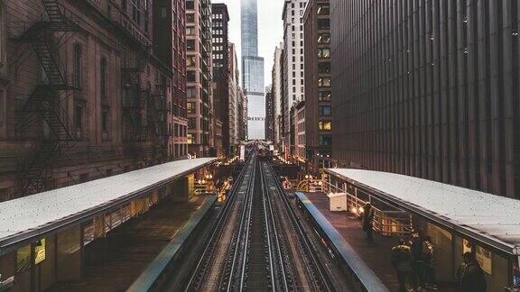 ZO高架通勤列车在芝加哥环线芝加哥伊利诺伊州美国