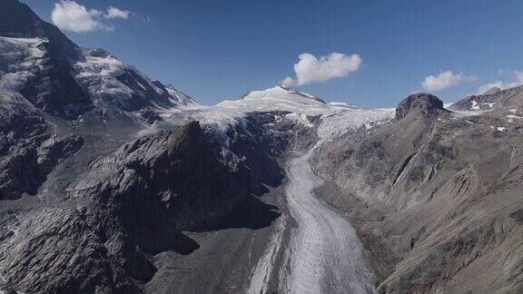 无人机拍摄的奥地利阿尔卑斯山上正在消失的高山冰川全景