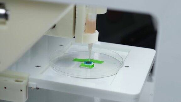 3D生物打印机将生物材料打印到电极上4k的视频