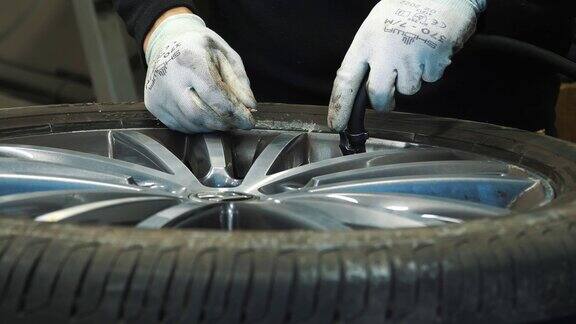 给汽车轮胎打气车轮压力维护轮胎服务在现代设备上安装轮胎