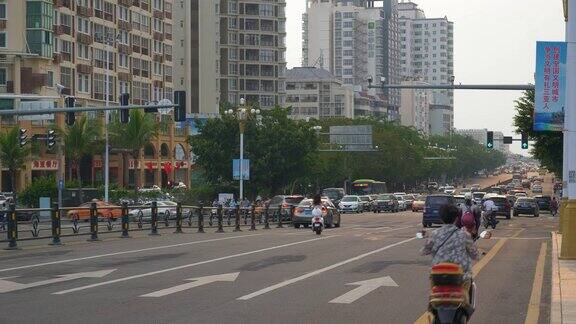 三亚市中心日落阳光灿烂的一天交通街道全景4k海南中国